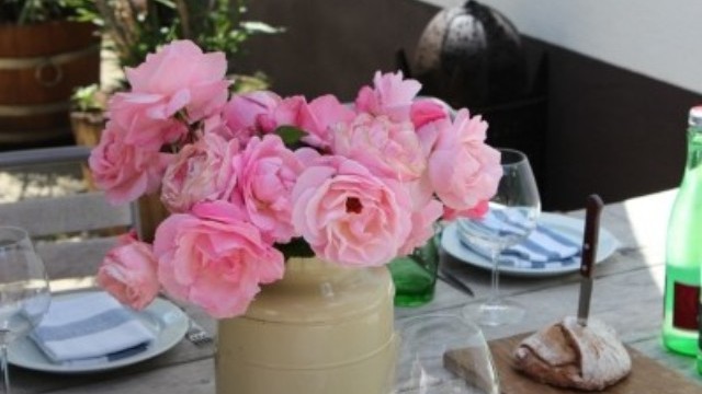 Festtafel mit umweltfreundlichem Blumenschmuck
