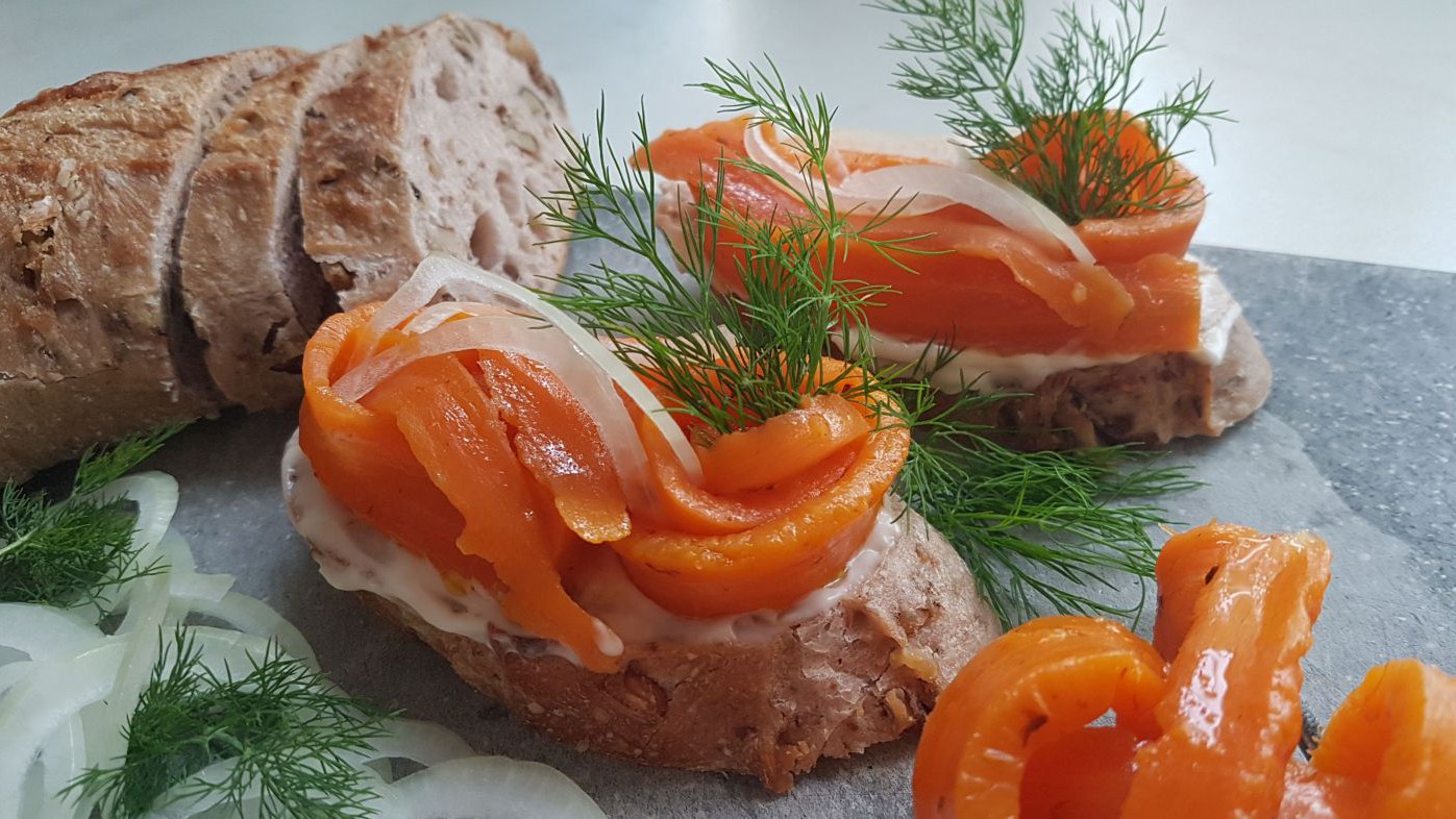 Brötchen mit veganem Karottenlachs