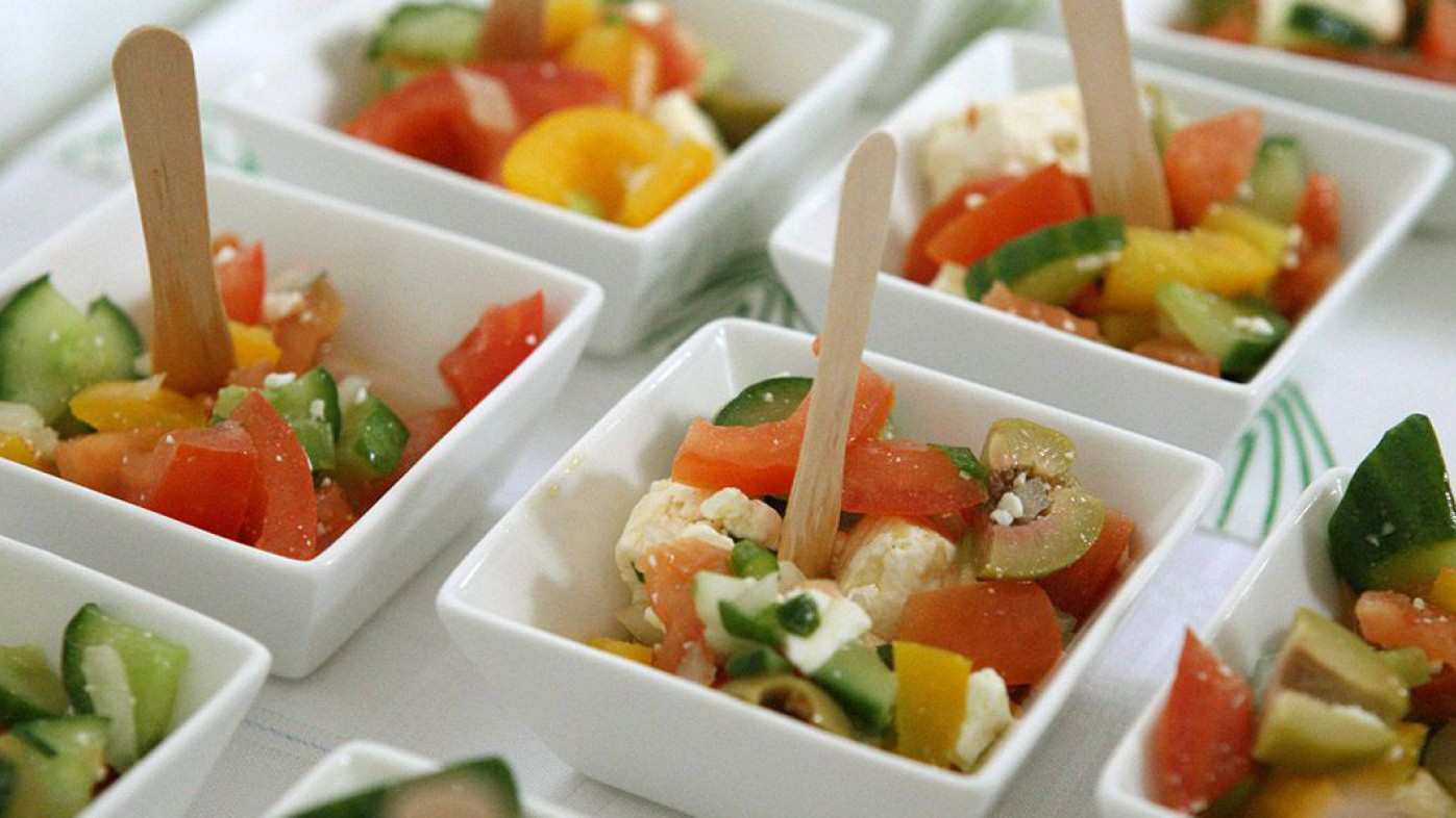 Buffet mit Salatschüsseln