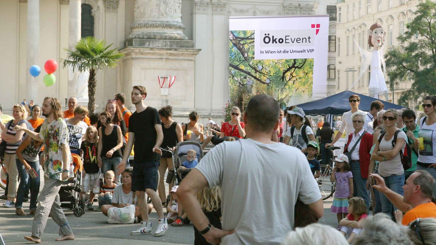Menschen beim Straßenfestival am Karlsplatz