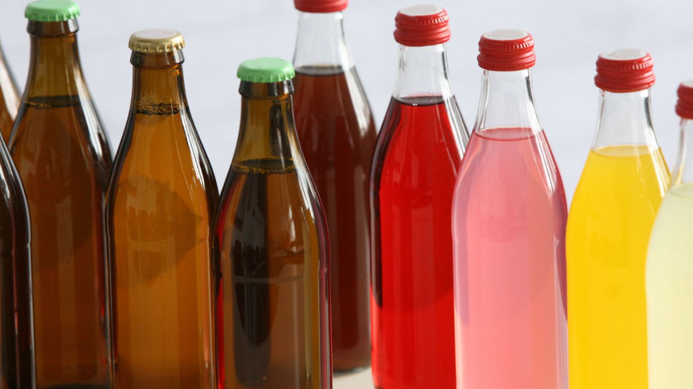 Kleine Bierflaschen und Saftflaschen