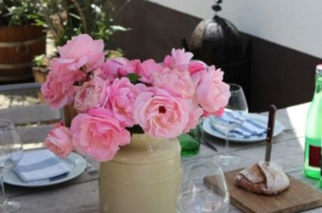 Festtafel mit umweltfreundlichem Blumenschmuck