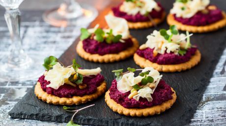 Nachhaltiges Eventcatering Fingerfood auf Steinplatte
