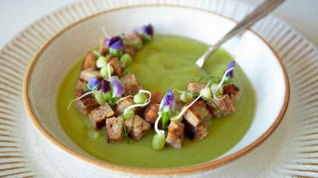 Erbsensuppe mit Brotwürfeln und Sprossen