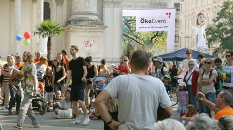 Menschen beim Straßenfestival am Karlsplatz