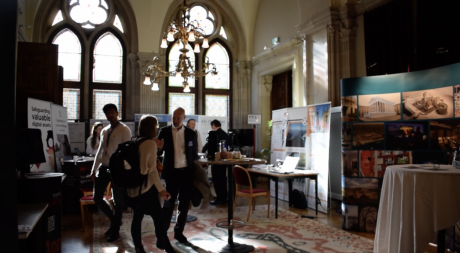27. Konferenz CHNT im Rathaus Gäste unterhalten sich an Stehtischen