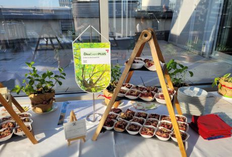 Biobuffet bei einem ÖkoEvent PLUS Tischwimpel am Buffet