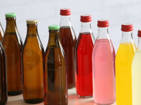 Kleine Bierflaschen und Saftflaschen
