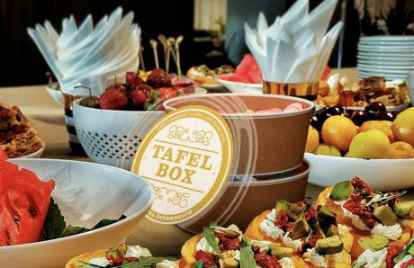 Speisen und Tafelbox am Buffet